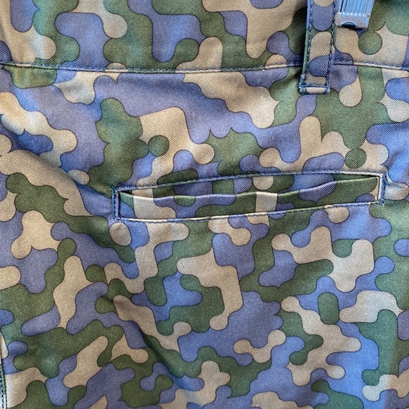 Youth large camo board shorts like new. Under Armor. Pockets. - Picture 6 of 10